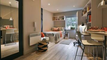 Studio, không hút thuốc | Bàn, khu vực làm việc phù hợp cho laptop