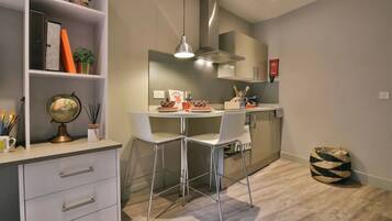 Studio, Non Smoking | Private kitchen | Mini-fridge, oven, stovetop