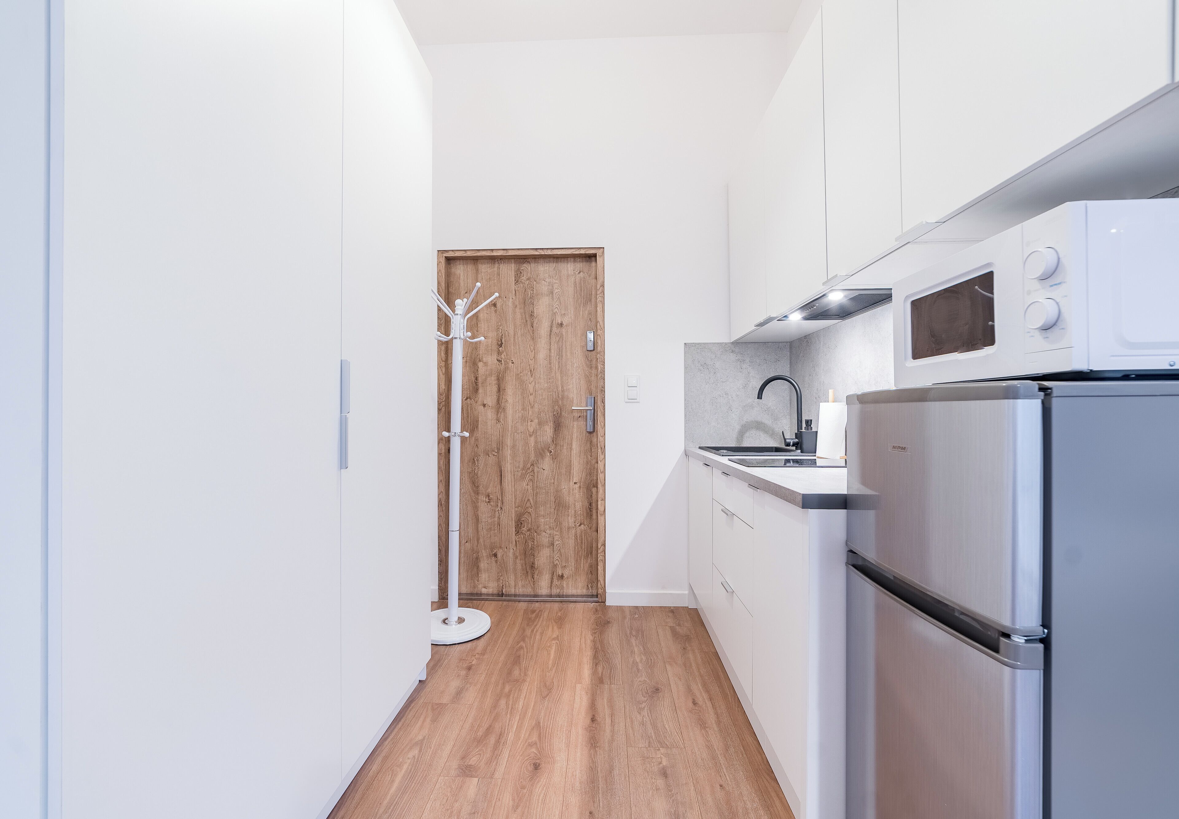 Jääkaappi, mikroaaltouuni, liesi