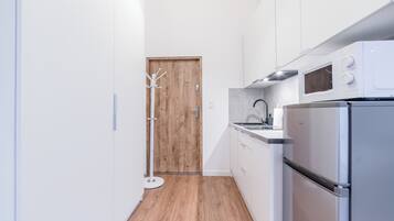 Jääkaappi, mikroaaltouuni, liesi