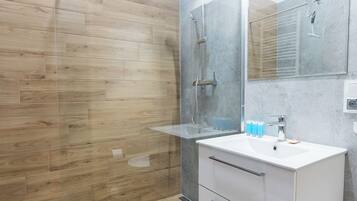 Shower, hair dryer, towels