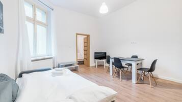 1 quarto, ferros/tábuas de passar roupa, roupa de cama