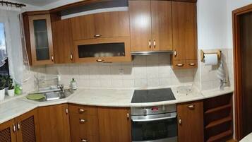 Frigorífic, forn i placa de cuina