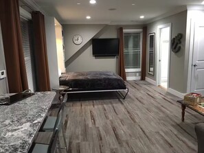 Iron/ironing board, Internet, bed sheets