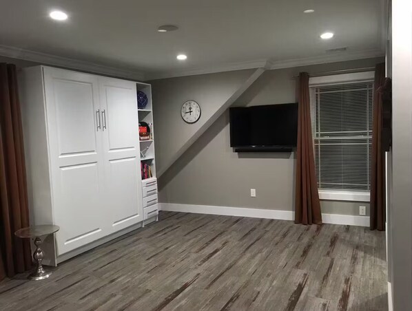 Interior - Fully equipped studio in the center of town near train, beach and town green (Guilford)