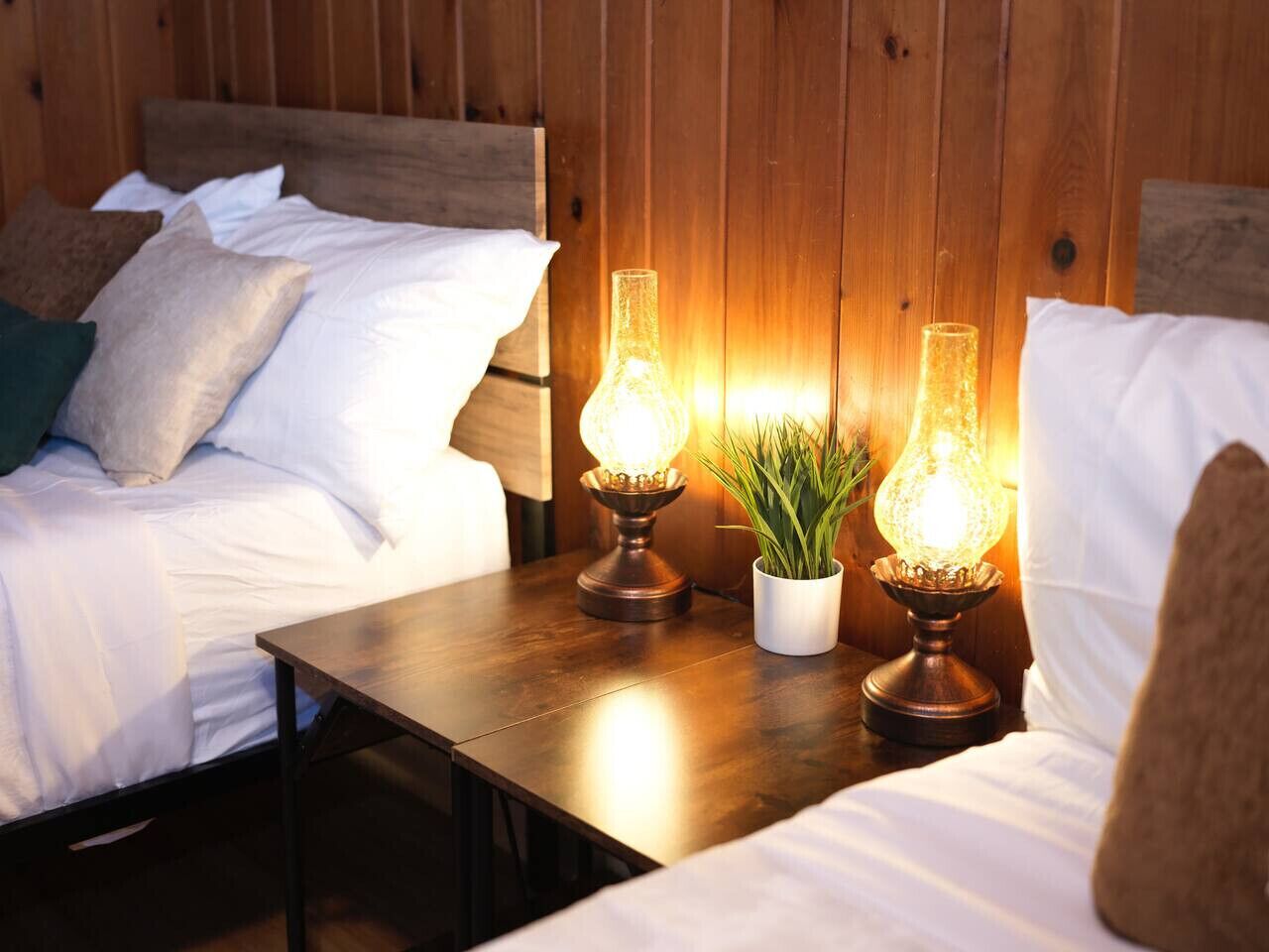 6 slaapkamers, een bureau, een strijkplank/strijkijzer, reisbedje