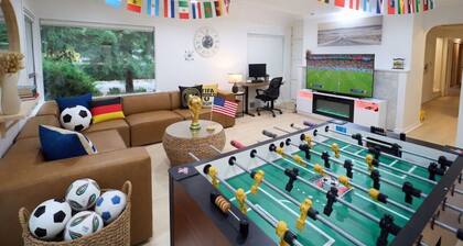 Stylish House w/ Huge Backyard, A/C & Pet Welcome