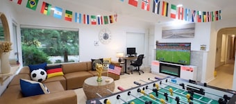 Stylish House w/ Huge Backyard, A/C & Pet Welcome