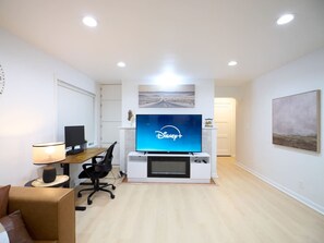 Een televisie, een open haard en videogames