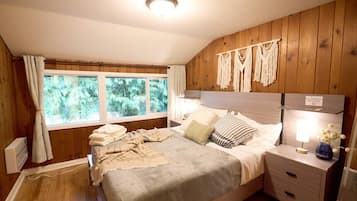 Schreibtisch, Bügeleisen/Bügelbrett, Reisekinderbett, WLAN