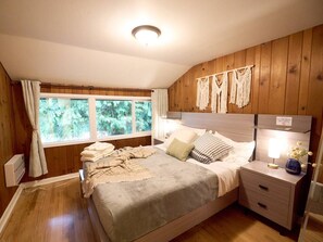 Schreibtisch, Bügeleisen/Bügelbrett, Reisekinderbett, WLAN