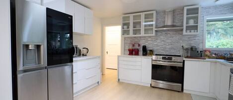 Refrigerador, microondas, horno y parrilla de estufa