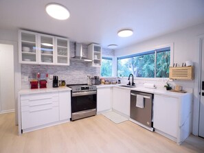 Fridge, microwave, oven, stovetop - Stylish House w/ Huge Backyard, A/C & Pet Welcome (Seattle)