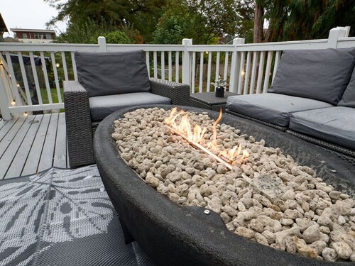 Stylish House w/ Huge Backyard, A/C & Pet Welcome