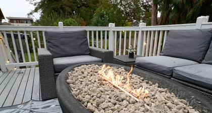 Stylish House w/ Huge Backyard, A/C & Pet Welcome