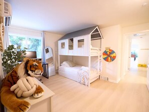 Een bureau, een strijkplank/strijkijzer, reisbedje, wifi