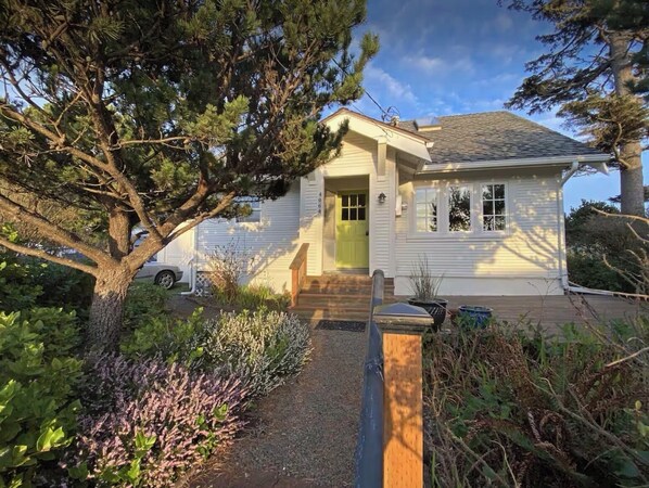 Exterior - Charming coastal cottage with AC near Depoe Bay (Depoe Bay)