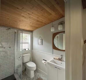 Hair dryer, towels, soap, toilet paper - Charming coastal cottage with AC near Depoe Bay (Depoe Bay)