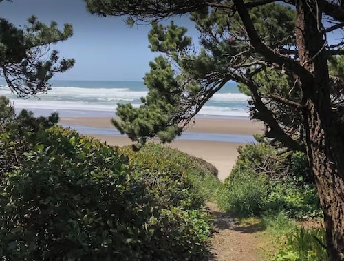 Charming coastal cottage with AC near Depoe Bay