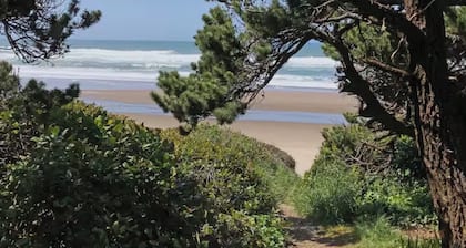 Charming coastal cottage with AC near Depoe Bay