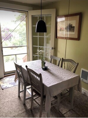 Dining - Charming coastal cottage with AC near Depoe Bay (Depoe Bay)