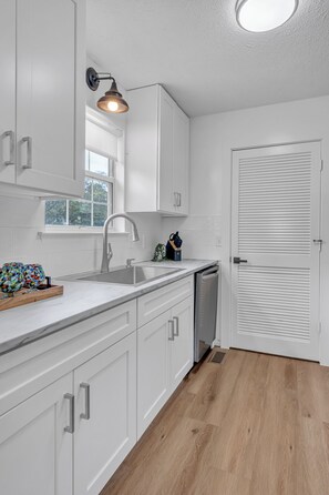 Fridge, microwave, oven, stovetop - King bed, large smart TV, fresh, welcoming, peaceful (Murfreesboro)