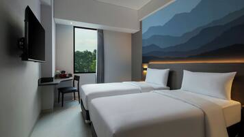 Habitación de hotel con dos camas, un escritorio, una silla, un televisor y un ventanal con vistas a árboles.