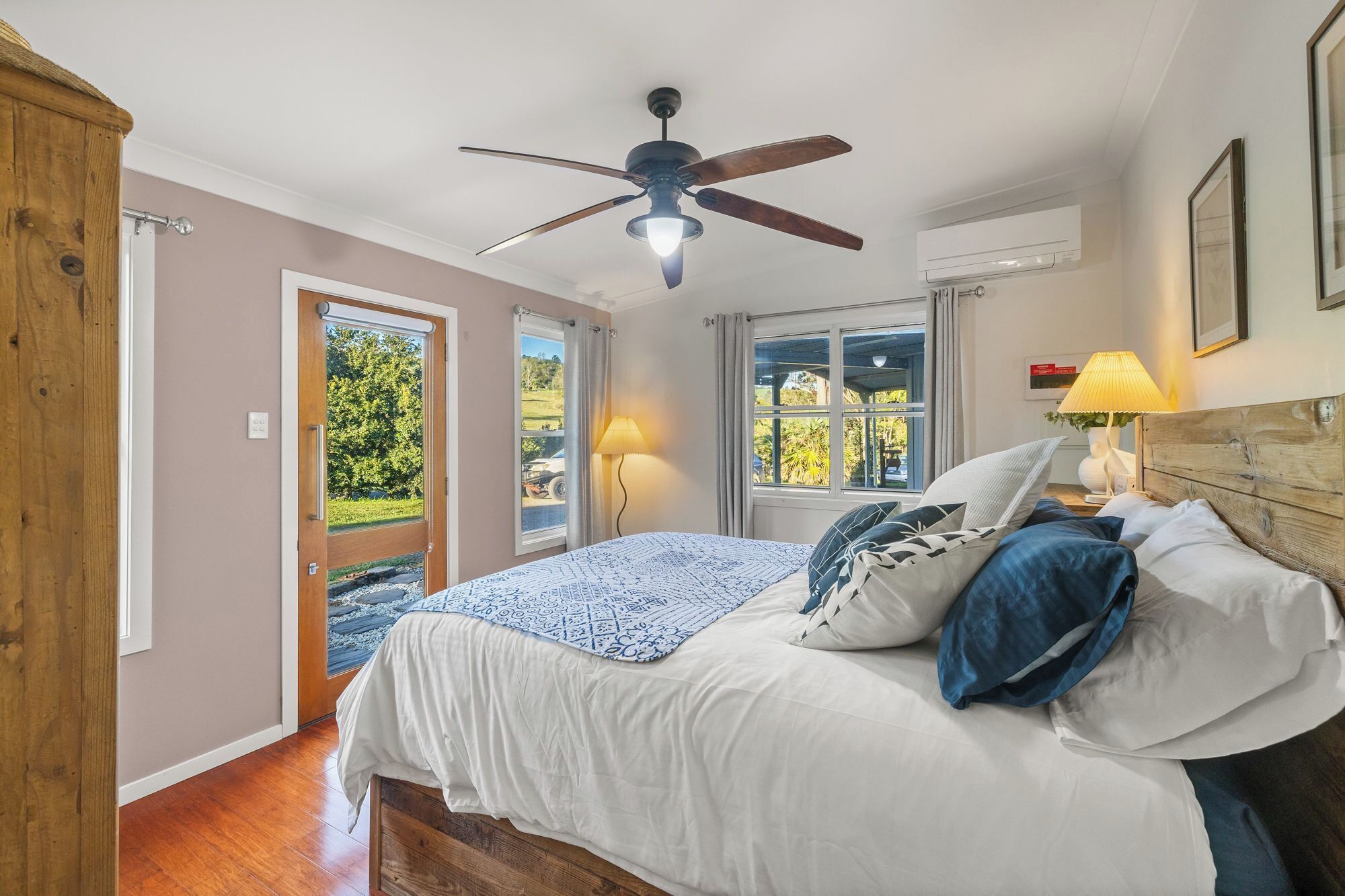 Ferros/tábuas de passar roupa, acesso à internet, roupa de cama