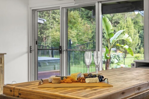 Homestead - Creekside Stay

Entertainers paradise immersed in nature with creek.