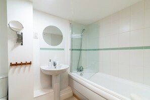 Hair dryer - Bright 3 Bed Ground Floor Flat - Derby (Derby)