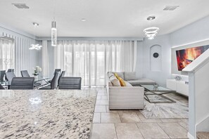 Living area - NEW! Solterra Townhome, Private Pool, 4 Bedroom, 3.5 Bathroom, 15 min to Disney (Davenport)