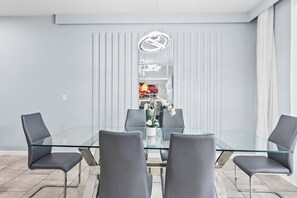 Dining - NEW! Solterra Townhome, Private Pool, 4 Bedroom, 3.5 Bathroom, 15 min to Disney (Davenport)
