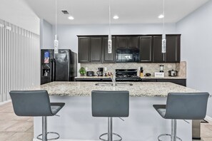 Private kitchen - NEW! Solterra Townhome, Private Pool, 4 Bedroom, 3.5 Bathroom, 15 min to Disney (Davenport)