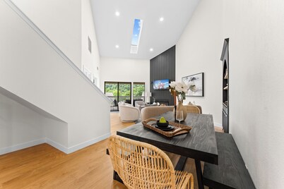 Heated Indoor Pool-Hot Tub-Pickleball-Golf-Fishing-Karaoke-Games-Coffee Bar-Lake