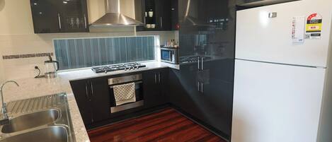 雪櫃、微波爐、焗爐、爐具