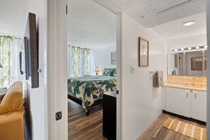 1 habitación, escritorio, tabla de planchar con plancha y wifi 