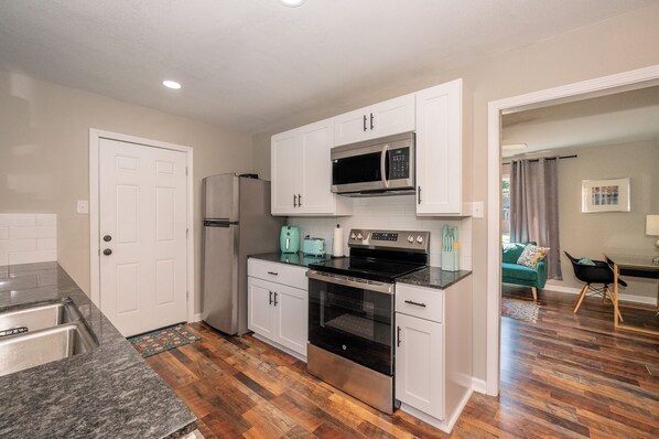 Mikrowelle, Ofen, Herdplatte, Geschirrspüler