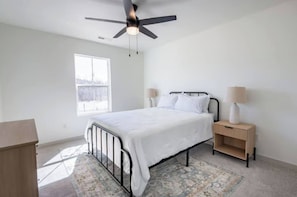 Iron/ironing board, WiFi, bed sheets - 3-bedroom Home in South Springfield (Springfield)