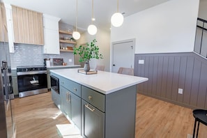 Microwave, oven, stovetop, dishwasher - 3-bedroom Home in South Springfield (Springfield)