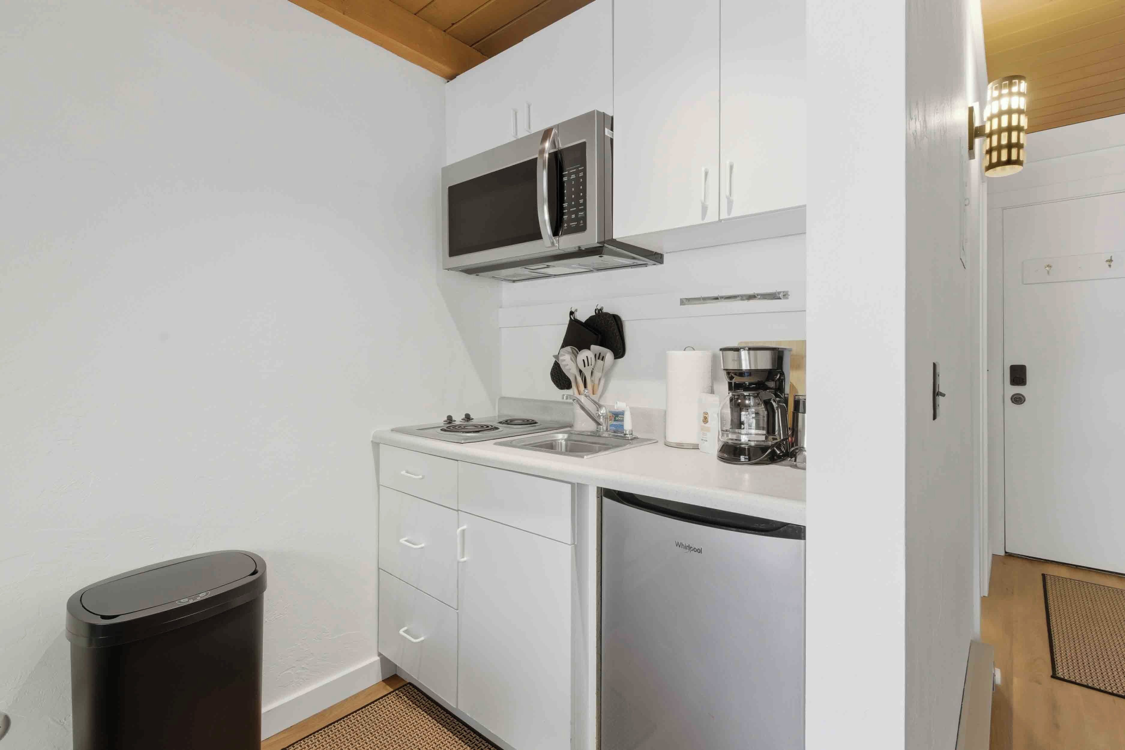 Parrilla de estufa, cafetera y tetera y utensilios de cocina 