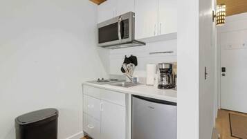 Parrilla de estufa, cafetera y tetera y utensilios de cocina