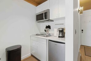 Stovetop, coffee/tea maker, cookware/dishes/utensils - Edelweiss Loft | Ski-In Ski-Out Studio Steps from Warm Springs Lift (Ketchum)