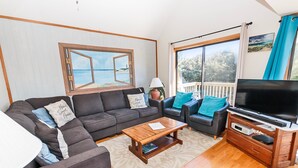 TV, books - Oceanside, Close to beach, Hot Tub, Dogs Welcome-CI2, Brass Ring (Duck)