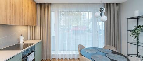 Fridge, oven, stovetop, dishwasher