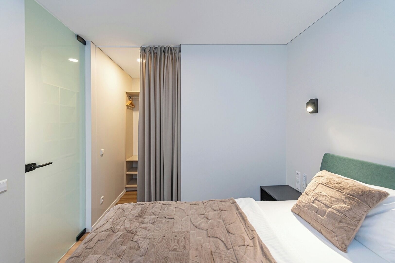 2 habitaciones, tabla de planchar con plancha, wifi y ropa de cama 