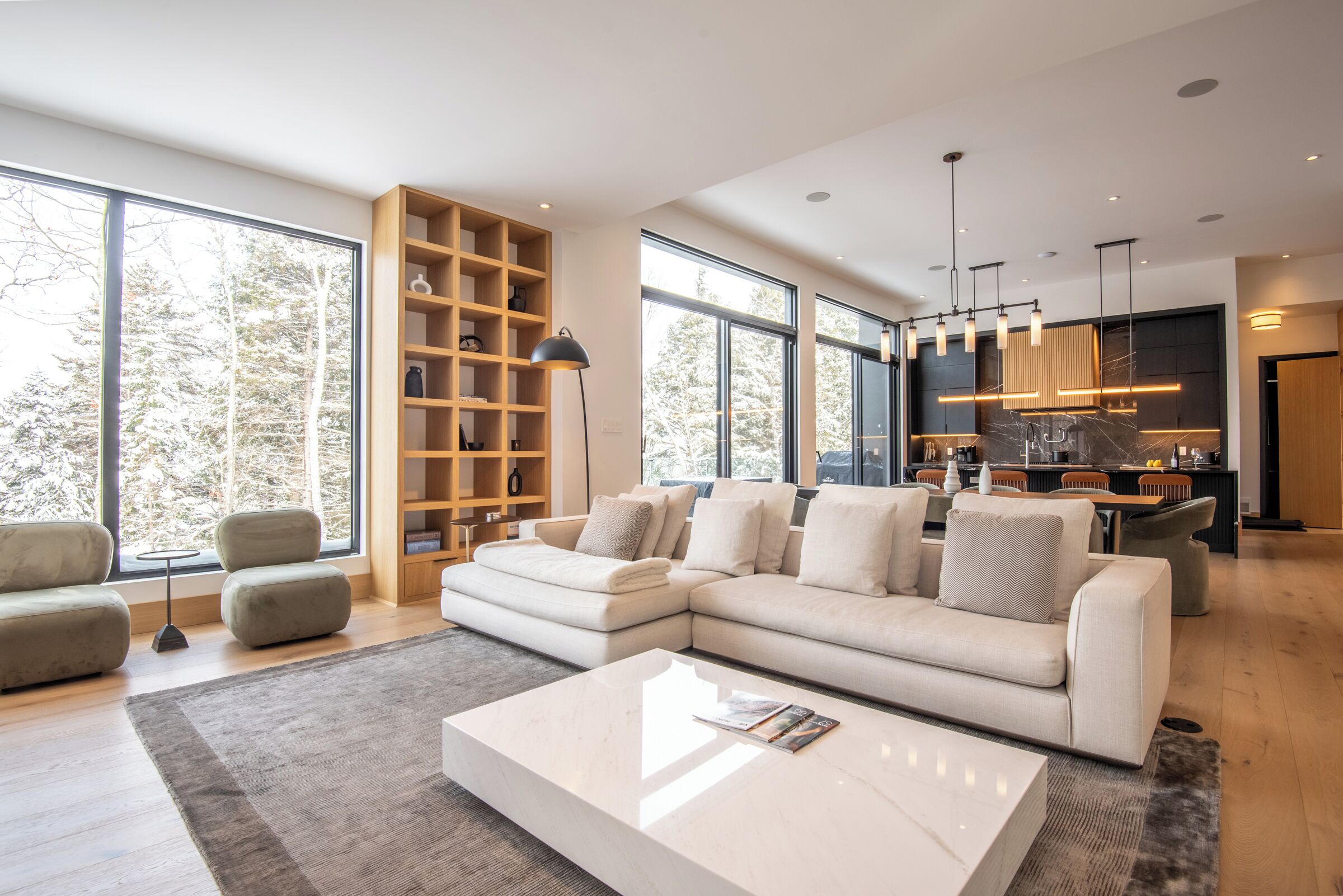 TV connectée, cheminée, jeux vidéo, table de tennis de table