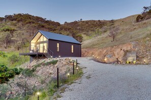 Exterior - Villa Minto: Luxury Off-Grid Flower Farm Stay (Flowerdale)