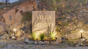 Property grounds - Villa Minto: Luxury Off-Grid Flower Farm Stay (Flowerdale)