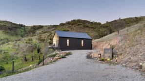 Exterior - Villa Minto: Luxury Off-Grid Flower Farm Stay (Flowerdale)