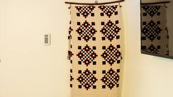 Een strijkplank/strijkijzer, gratis wifi, beddengoed